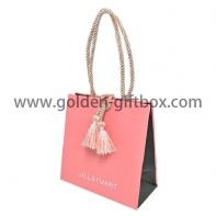 粉紅色紙袋連配飾及特長手挽繩