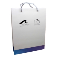 香港國際機場25週年手提紙袋配銀色繩燙銀標誌設計時尚